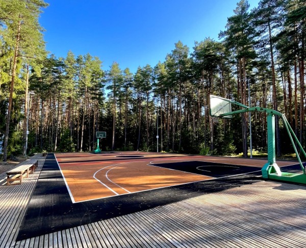 Kangru korvpalliväljak